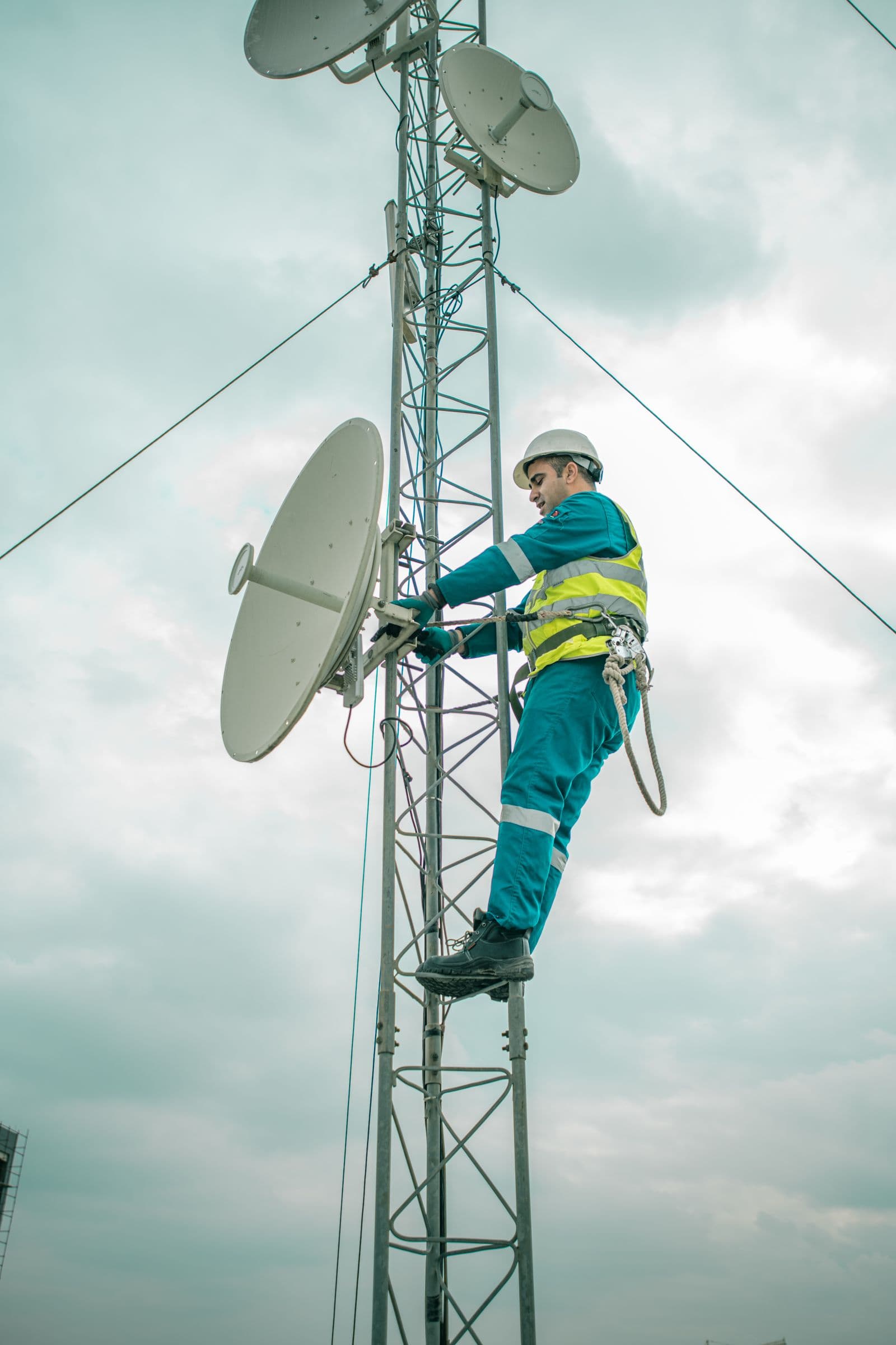 Fundi akifunga antena ya mnara wa mawasiliano